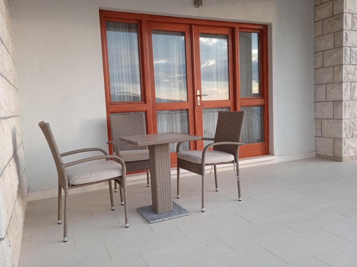 Apartments Aferdita Račišće Eksteriør bilde